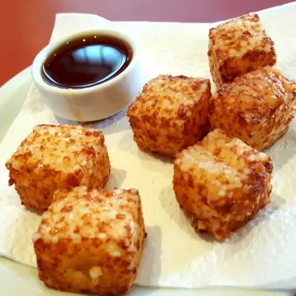 Dadinho de tapioca com molho agridoce